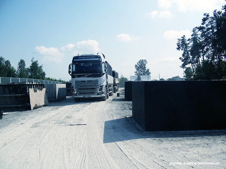 Transport szamb betonowych  w Ujściu